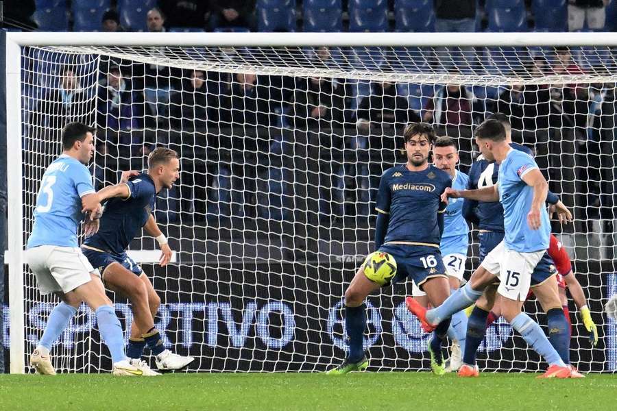 Nicolo Casale scoort de 1-0 namens Lazio