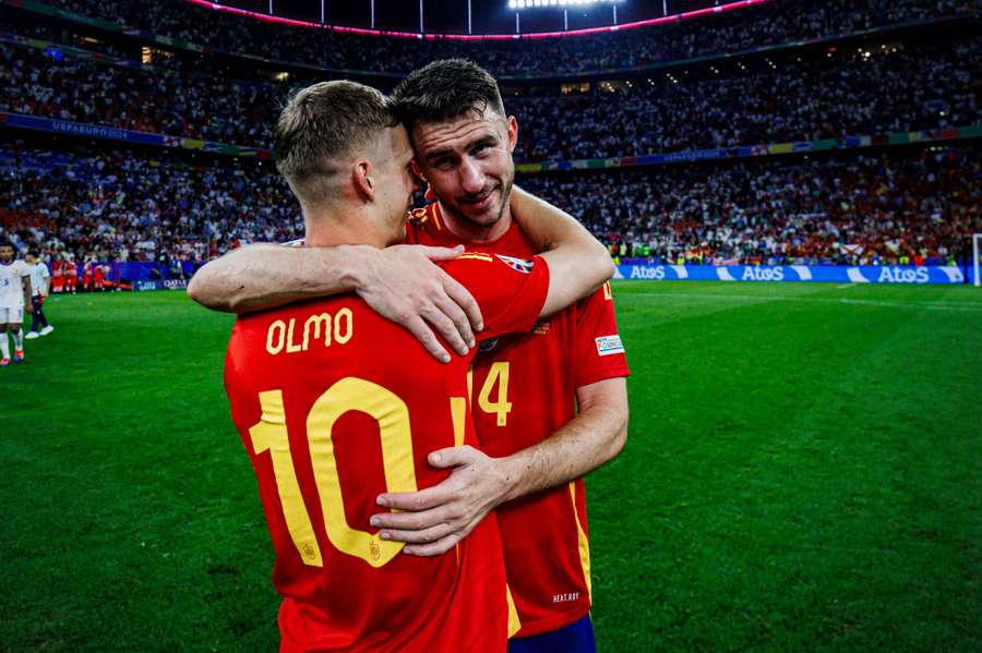 Dani Olmo abbraccia Aymeric Laporte alla fine della semifinale contro la Francia