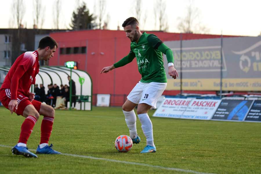 Tomáš Buchvaldek (vpravo) se snaží obehrát hráče.