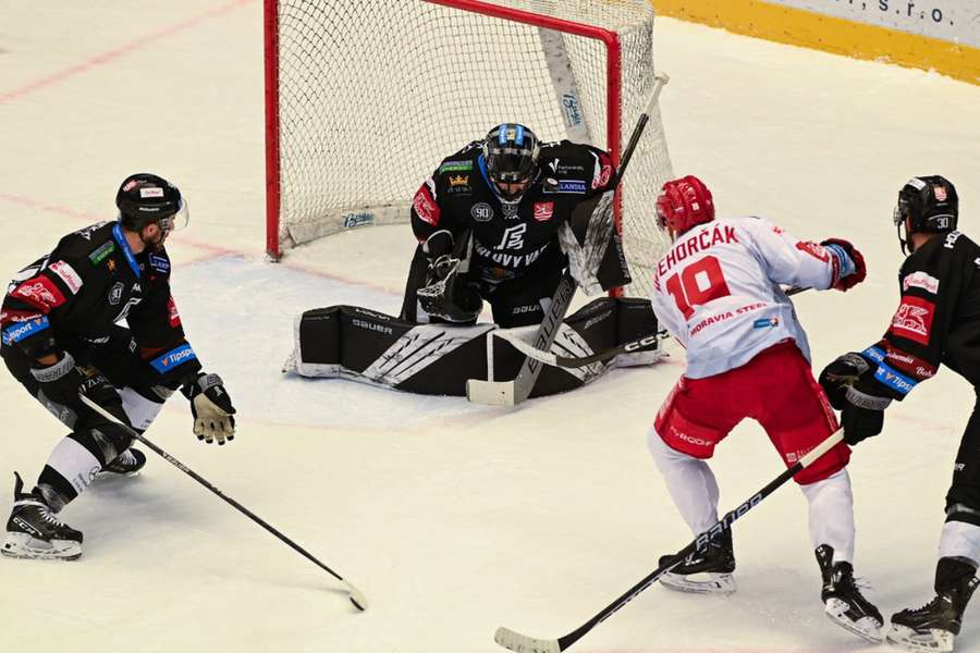 Třinec doma přehrál Karlovy Vary 4:2, Pardubice vynulovaly Plzeň, Jágr nahrával