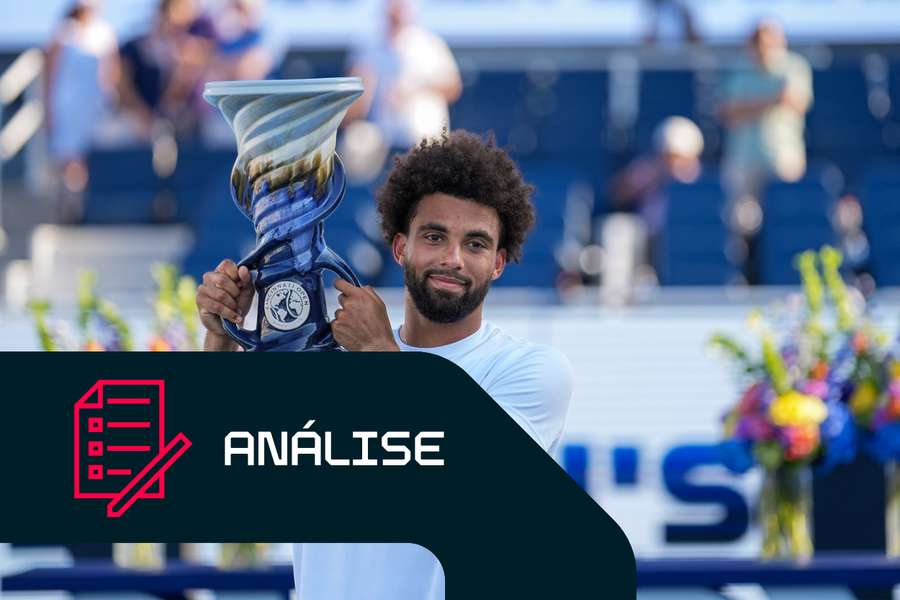 Arthur Fils exibe o seu troféu em Cincinnati Arthur Fils exibe o seu troféu em Cincinnati
