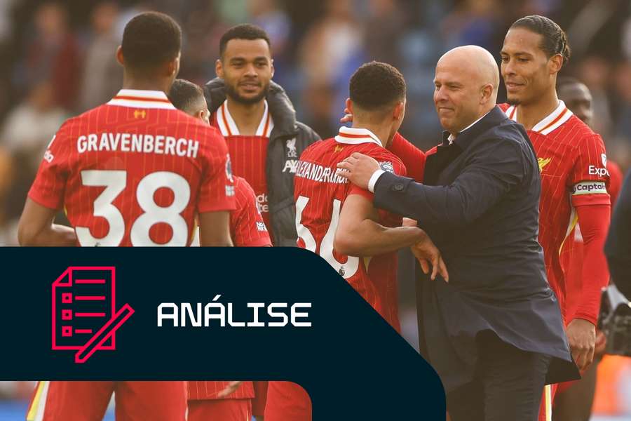 O treinador do Liverpool, Arne Slot, abraça Trent Alexander-Arnold no final do jogo contra o Leicester