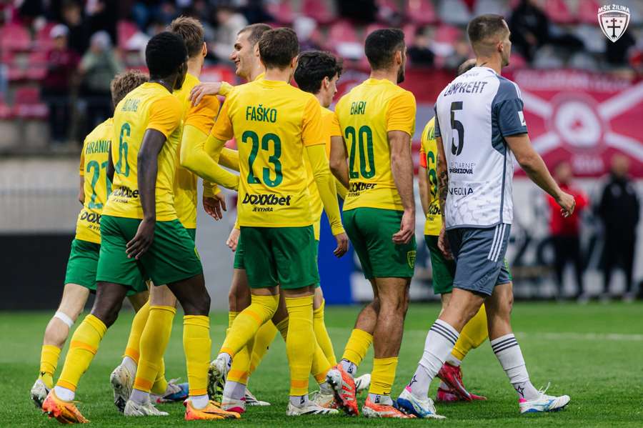 Radosť žilinských futbalistov po trefe Roginiča. Radosť žilinských futbalistov po trefe Roginiča.