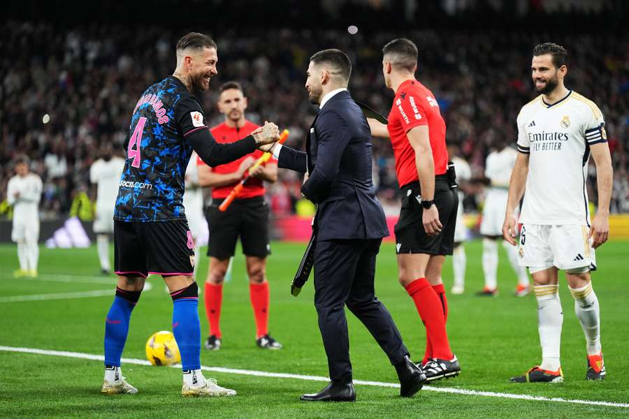Ilia Topuria saluda a Sergio Ramos en el Bernabéu