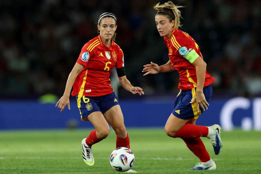 Aitana y Alexia, en un partido de la Roja Aitana y Alexia, en un partido de la Roja