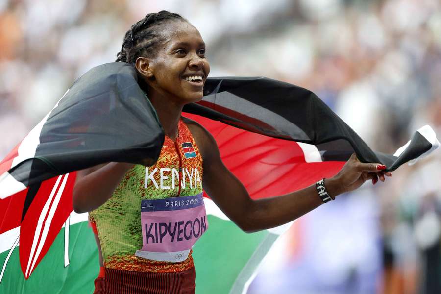 Keniaanse Faith Kipyegon pakt voor de derde keer op rij goud op 1500 meter