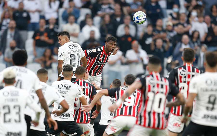 Corinthians y Sao Paulo empatan 1-1 en el Neo Química Arena