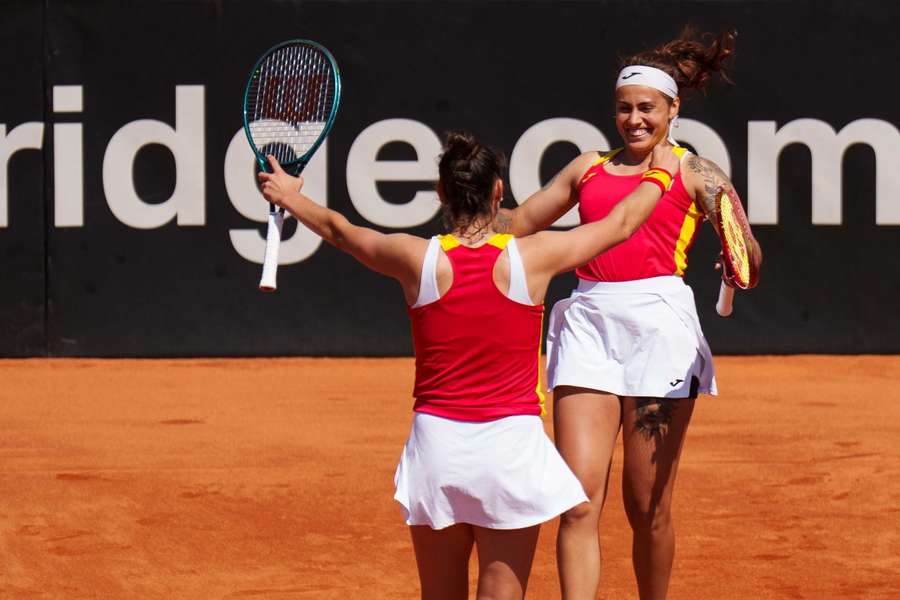 Sara Sorribes y Aliona Bolsova celebran su victoria