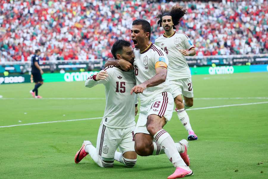Baena, de rodillas, felicitado por Rodri con Cucurella llegando