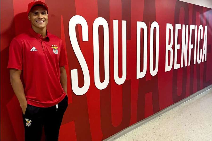 Gabriel Boza apresentado pelo Benfica