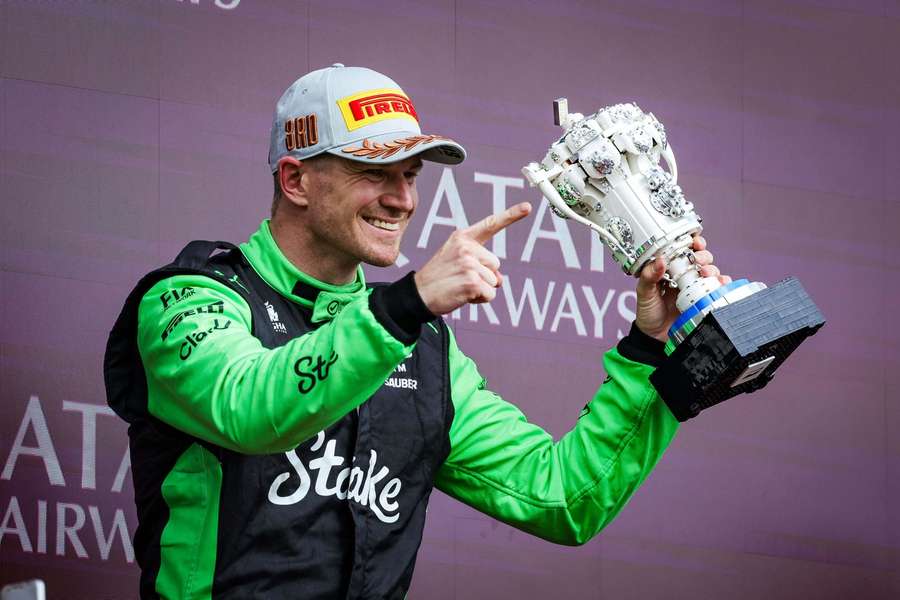 Hülkenberg mit dem Lego-Pokal.