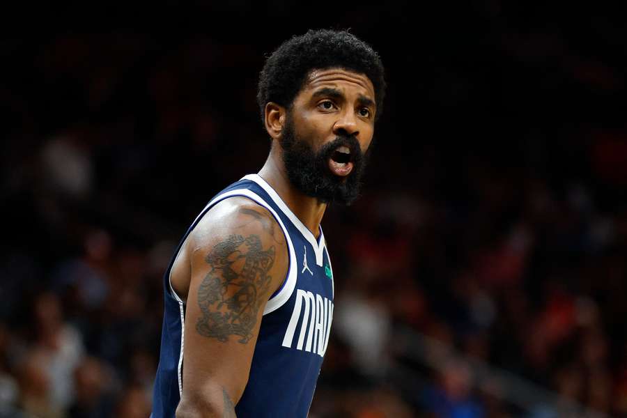 Irving comanda a los Mavs hacia el triunfo.