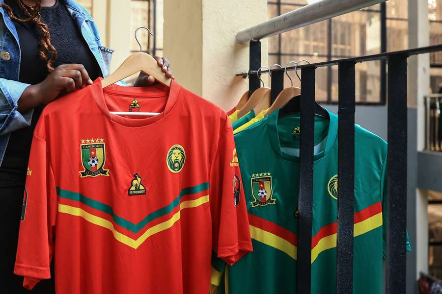 El cambio de marca en la camiseta de la selección de Camerún desespera a los comerciantes