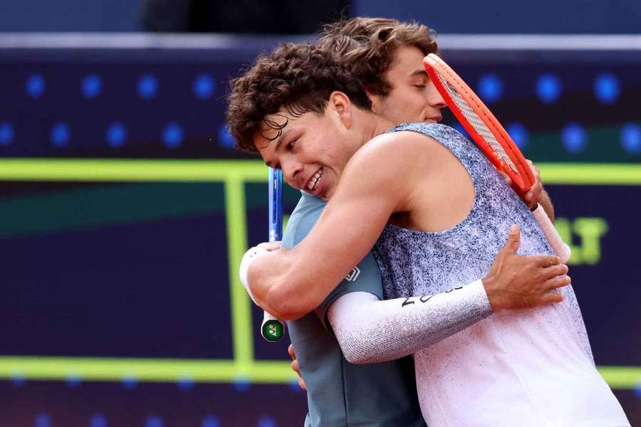 Ben Shelton v objetí s Flaviem Cobollim.