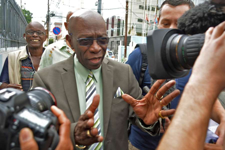 Jack Warner fala com a imprensa de seu país