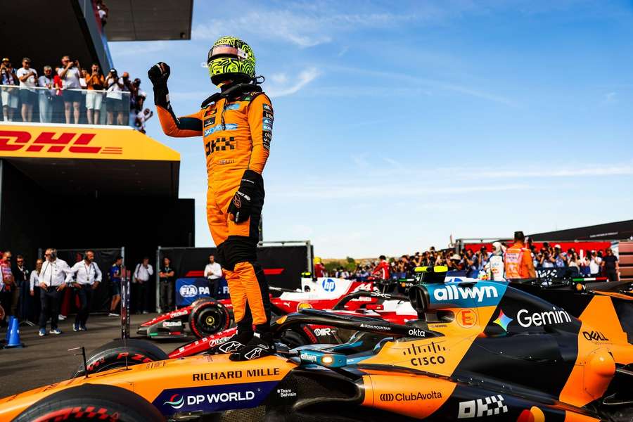 Lando Norris feiert seine Pole in Ungarn. Lando Norris feiert seine Pole in Ungarn.