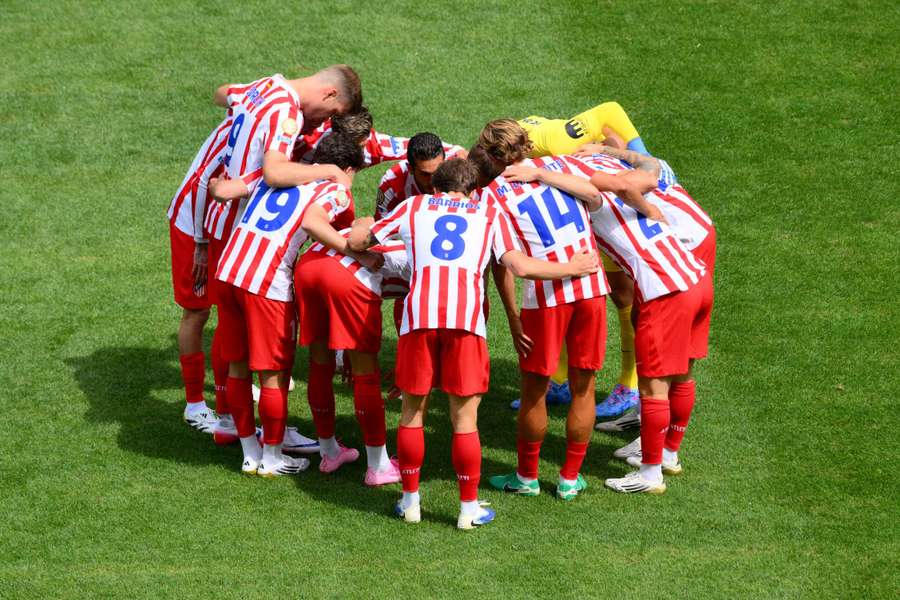 Atletico Madrid players huddle