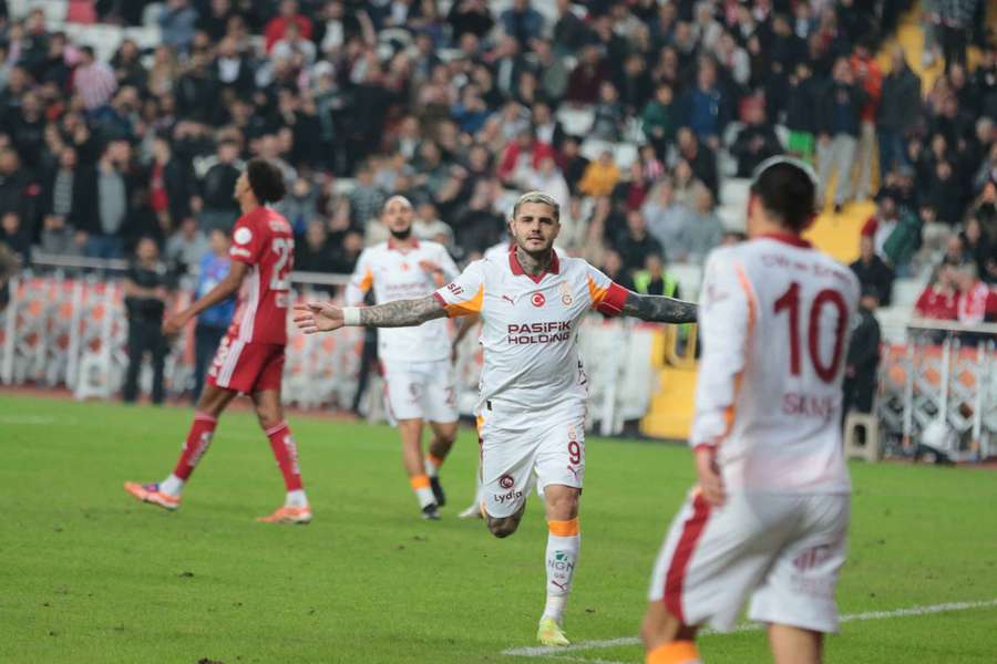 Mauro Icardi celebra un gol histórico para él Mauro Icardi celebra un gol histórico para él