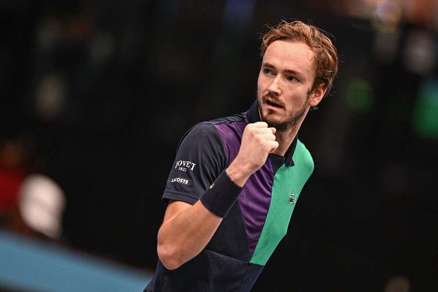 Medvedev eases into Vienna final