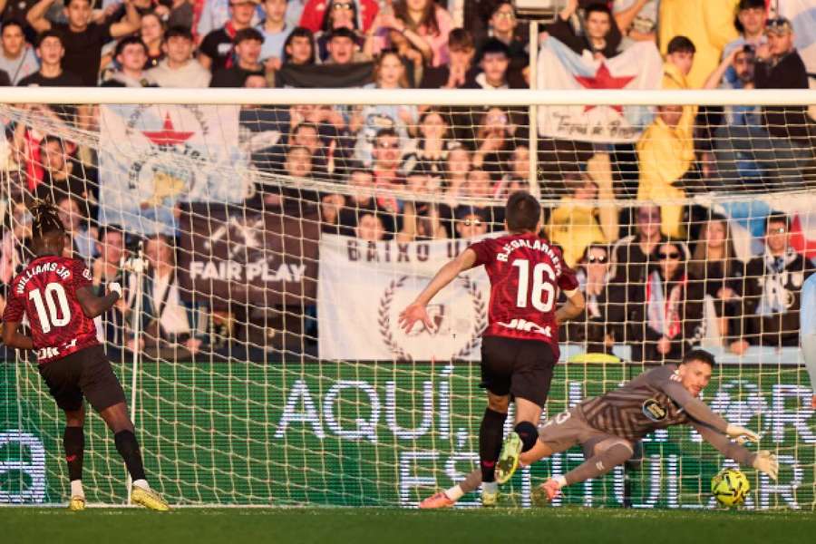 Ionuț Radu apără penalty-ul executat de Nico Williams Ionuț Radu apără penalty-ul executat de Nico Williams