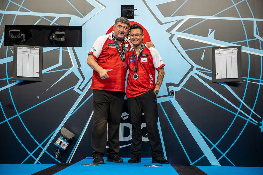 Suljovic und Rodriguez beim World Cup of Darts.