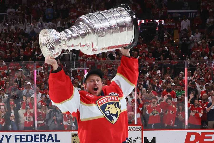 Vaněček slavil zisk Stanley Cupu.
