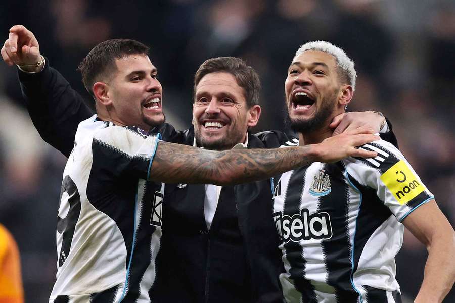 Bruno Guimarães e Joelinton comemoram vitória do Newcastle Bruno Guimarães e Joelinton comemoram vitória do Newcastle
