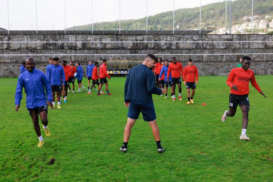 Vítor Gamito, treinador do Vilar de Perdizes, prepara os jogadores para o duelo com o FC Porto