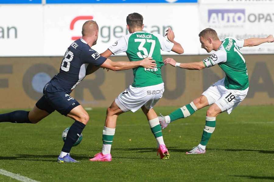 Jan Chramosta (vpravo) střílí vítězný gól do sítě Slovácka v minulém utkání obou soupeřů v Jablonci.