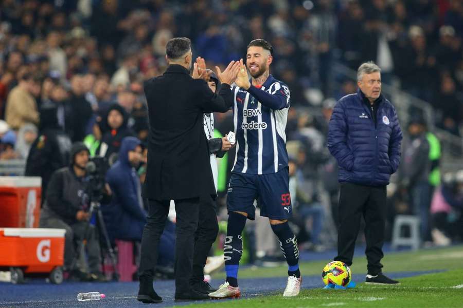 Ramos y Demichelis chocando las manos