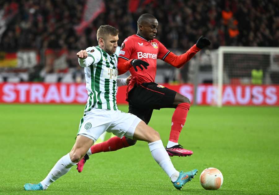 Leverkusens Moussa Diaby (r.) und Balint Vecsei während dem Hinspiel im Zweikampf.