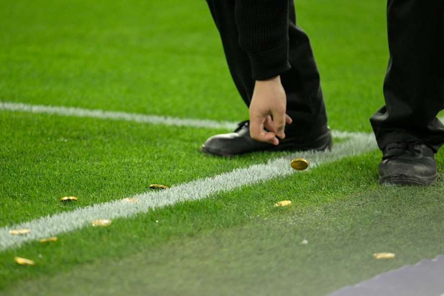 In Dortmund werden chocolademunten op het veld gegooid