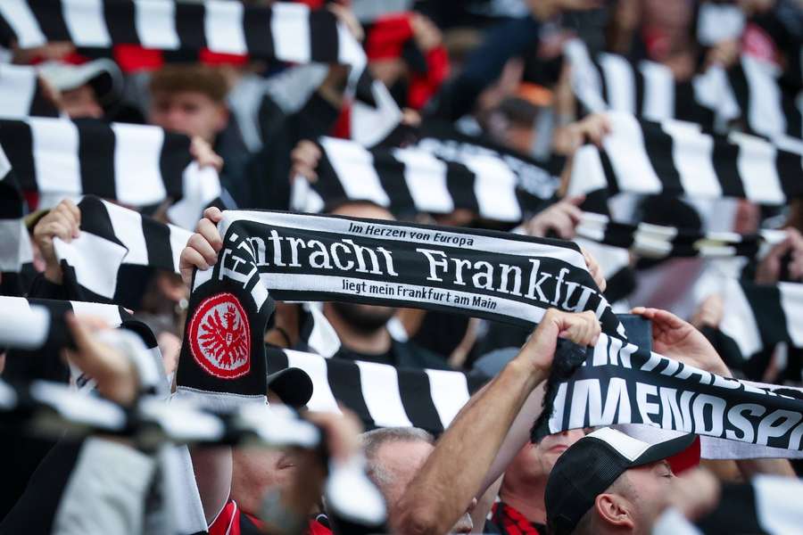 Frankfurt-Fans halten ihre Schals hoch.