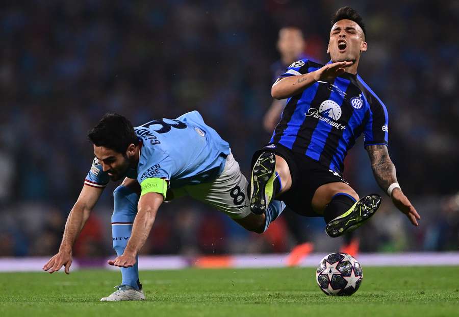 Ilkay Gundogan fights for the ball with Lautaro Martinez