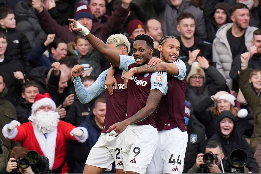 Jhon Duran marcou o primeiro do Aston Villa contra o City, em dezembro