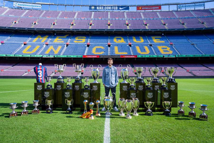 Gerard Piqué com os trinta troféus conquistados pelo Barcelona