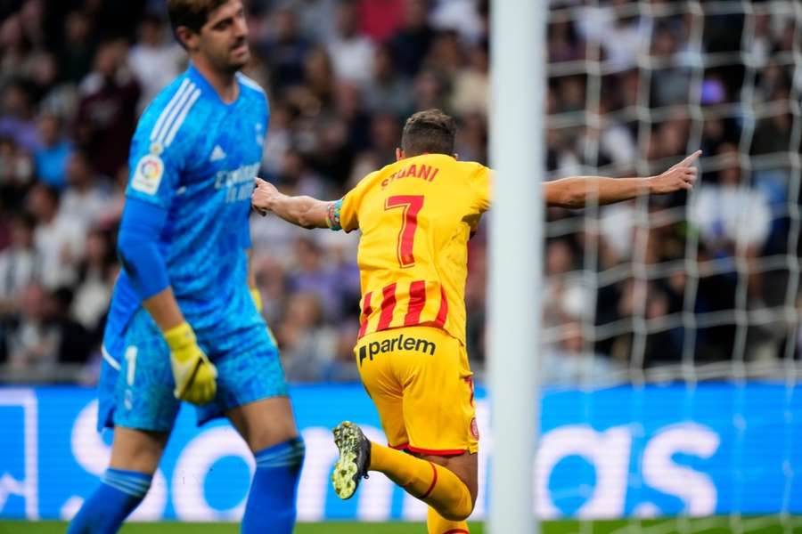 Stuani festeja su gol bajo la mirada de Courtois