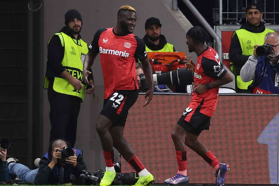 Victor Boniface, del Leverkusen, celebra su gol de la victoria en la primera parte.