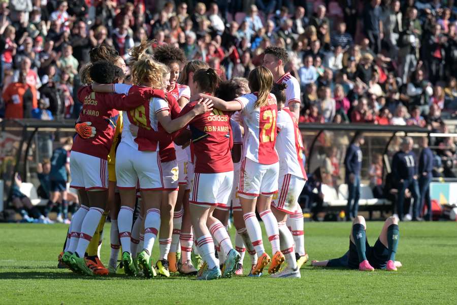 Ajax kan FC Twente in de laatste speelronde na vijf jaar onttronen als landskampioen