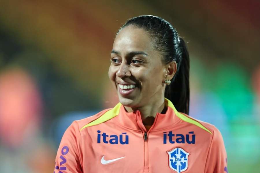 Adriana está de volta para jogar com a Amarelinha Adriana está de volta para jogar com a Amarelinha