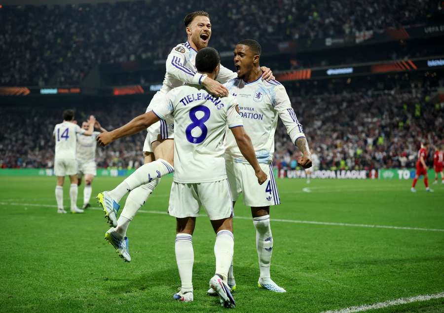 Aston Villa bejubelt das erste Tor durch Tielemans Aston Villa bejubelt das erste Tor durch Tielemans