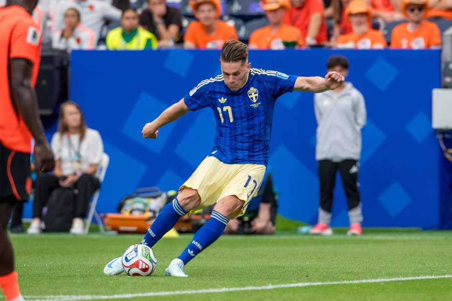Viktor Gyokeres takes aim in Sweden's loss to Netherlands