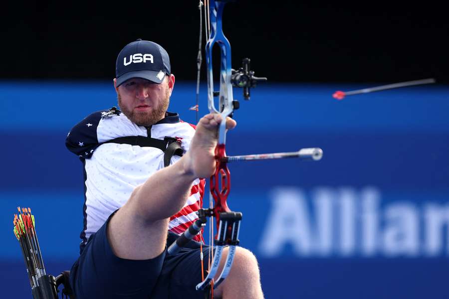 Matt Stutzman ejecuta un tiro.