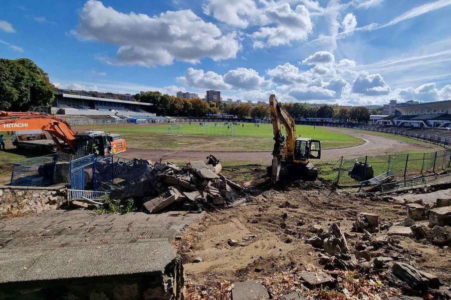 Demolarea vechiului stadion Corvinul din Hunedoara a început luni, 12 octombrie Demolarea vechiului stadion Corvinul din Hunedoara a început luni, 12 octombrie