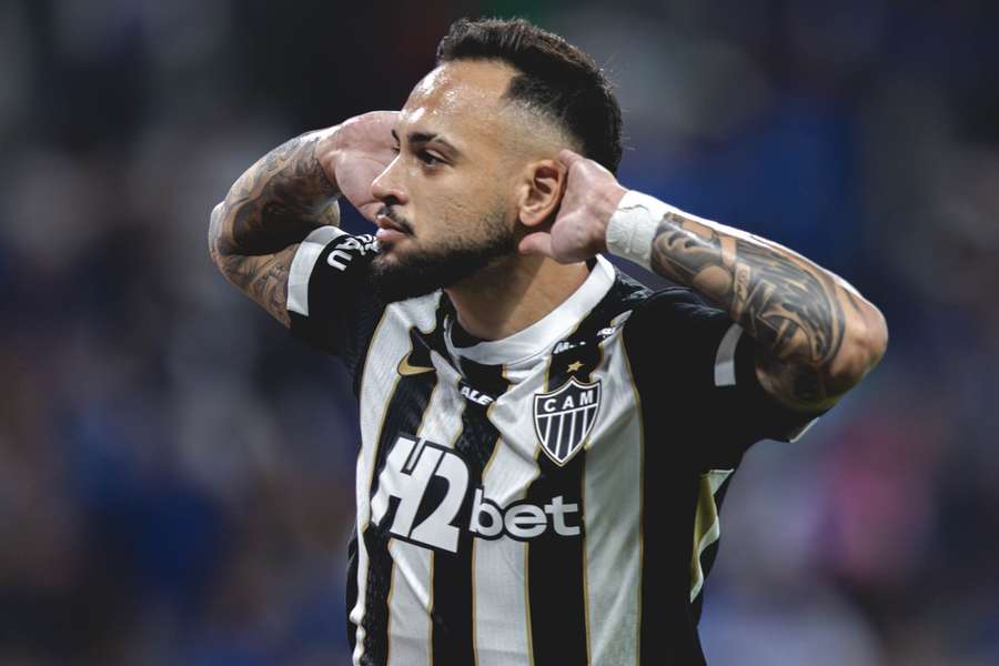 Maycon, de pênalti, fez um dos gols do Atlético-MG no Mineirão