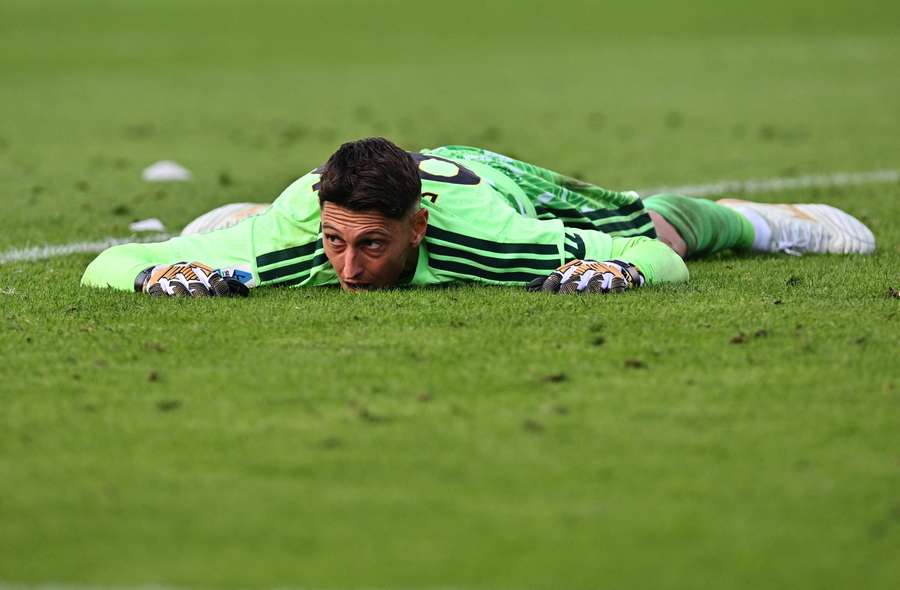 Pierluigi Gollini parokrotnie leżał po swoich interwencjach na boisku Pierluigi Gollini parokrotnie leżał po swoich interwencjach na boisku