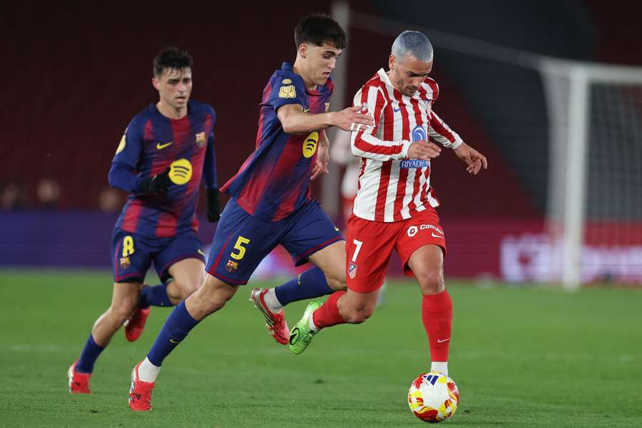 Griezmann à la lutte avec Cubarsí Griezmann à la lutte avec Cubarsí