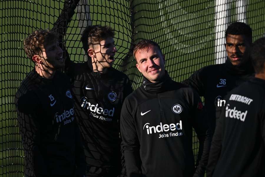 Mario Götze (m ) mit guter Laune im Frankfurter Trainingslager in Dubai.