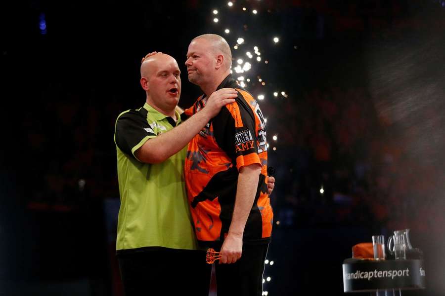 Michael van Gerwen (links) en Raymond van Barneveld bij de Premier League of darts in Rotterdam