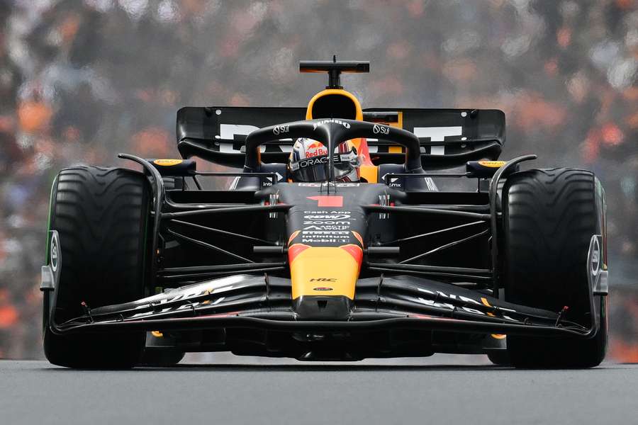 Verstappen, no seco e no molhado, nova pole position, a nona da temporada